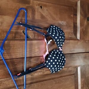 SO Women's poker doted under wire bra with padding.